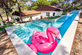 Luxury private Villa 25m Pool, Gym, 200m to Beach